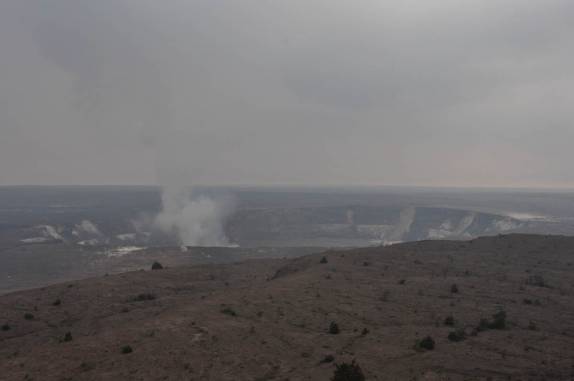 Uma coluna de fumaça sai de um grande lago de lava, no Vulcanoes National Park, em Volcano, na Big Island, no Havaí
